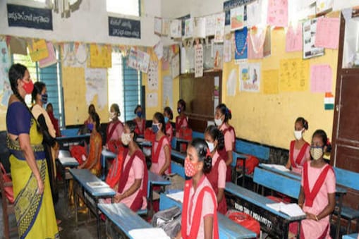 ప్రస్తుతం 8, 9, 10వ తరగతుల విద్యార్థులతో పాటు, ఇంటర్‌, డిగ్రీ విద్యార్థులకు ఆన్‌లైన్‌ తరగతులు నిర్వహిస్తున్నారు. ఇవి ప్రత్యక్ష బోధనకు ప్రత్యామ్నాయం కాదనే వాదనలు వినిపిస్తుండటం.. తల్లిదండ్రుల నుంచి ఒత్తిడి వస్తోంది. ఈ క్రమంలోనే శుక్రవారం హైకోర్టు ప్రభుత్వాన్ని ప్రశ్నించడంతో.. త్వరలోనే తన నిర్ణయాన్ని ప్రకటిస్తామని తెలిపాయి. ఈ మేరకు ఫిబ్రవరి 1 నుంచే విద్యాసంస్థలు తెరవనున్నట్లు మంత్రి ప్రకటించారు.