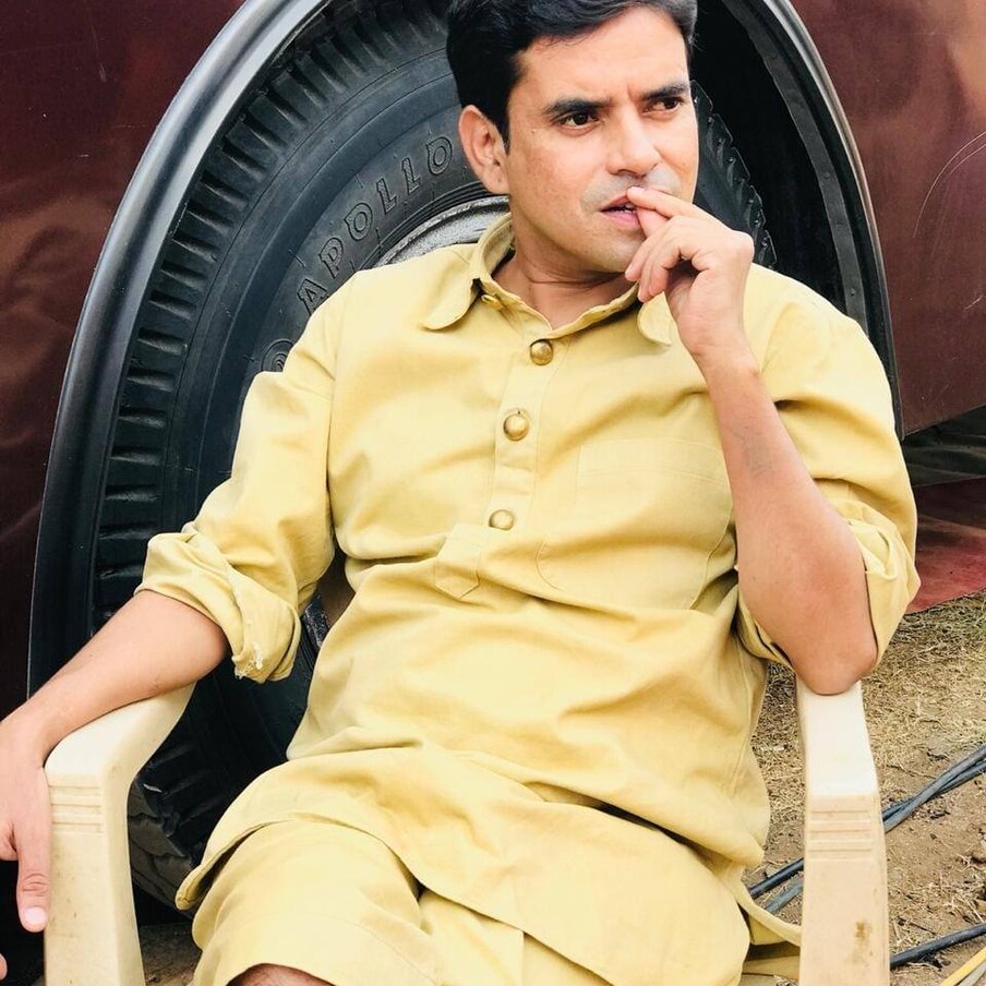  బహుశా ఇంట్లో ఒక్కడే ఉన్న సమయంలో గుండెపోటు వచ్చి ఉంటుందని.. అలాగే చనిపోవడంతో బాడీ కూడా వాసన వచ్చేసిందని చెప్తున్నారు పోలీసులు. దీనిపై ఇంకా పూర్తి వివరాలు బయటికి రావాల్సి ఉంది. మీర్జాపూర్ వెబ్ సిరీస్‌లో మున్నా పాత్రకు క్లోజ్‌గా ఉండే లలిత్ పాత్ర సూపర్ హిట్ అయింది.,[object Object]
