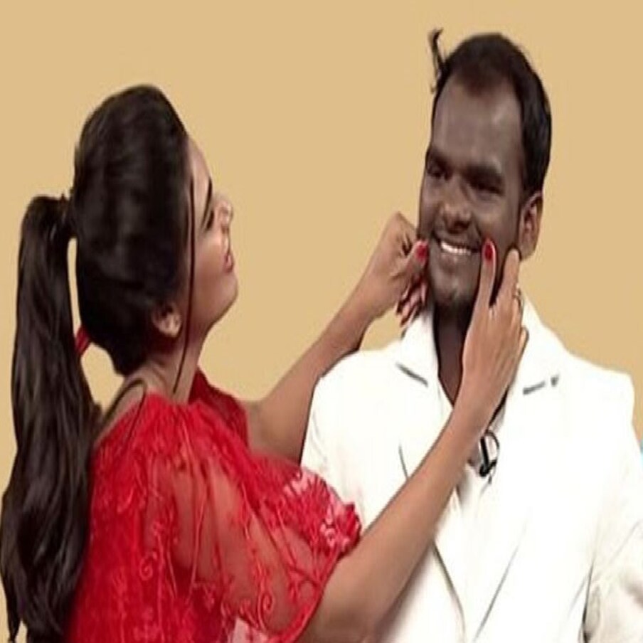  ఎక్స్‌ట్రా జబర్దస్త్, జబర్దస్త్ లకు ప్రేక్షకుల నుంచి ఎంత మంచి ఆదరణ ఉంటుందో ప్రత్యేకంగా చెప్పాల్సిన అవసరం లేదు. ఇందులో జోడీల వ్యవహారం గురంచి మొదటి నుంచి వింటూనే ఉన్నాం. జోడీలుగా చూపిస్తూ.. వారి మధ్య కెమెస్ట్రీని పండించడంలో ఈ షో లు పాపులర్ అయ్యాయి. (Image Credit : Youtube)