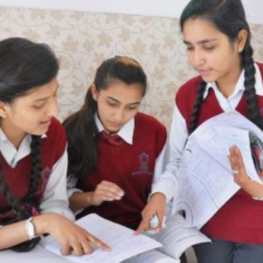  TS Inter Results: కరోనా సెకెండ్ వేవ్.. కఠిన కర్ప్యూ కారణంగా గత మార్చిలో వాయిదా పడిన ఇంటర్ ఫస్ట్ ఇయర్ ఎగ్జామ్స్ ను అక్టోబర్ 25 నుంచి నవంబర్ 3వ తేదీ వరకు నిర్వహించింది తెలంగాణ విద్యాశాఖ. ఈ పరీక్షలకు దాదాపు 4.3 లక్షల మంది విద్యార్థులు హాజరయ్యారు. ఈ నేపథ్యంలో ఫలితాల విడుదల కోసం విద్యార్థులు, తల్లిదండ్రులు కొన్ని రోజులుగా ఆసక్తిగా ఎదురు చూస్తున్నారు.(ప్రతీకాత్మక చిత్రం)