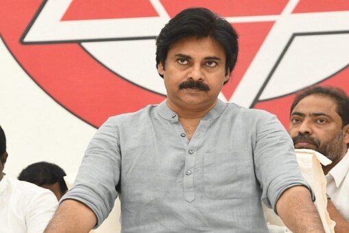 పవన్ కళ్యాణ్ రీమేక్ సినిమాలు చేస్తాడని తెలుసు.. కానీ ఇప్పుడు రీమేక్ సినిమాలు మాత్రమే చేస్తున్నాడు. అదే అందరిలోనూ బాధ. సొంత కథలను పూర్తిగా నమ్మడమే మానేసాడు ఈయన. టైమ్ సేవ్ అవుతుందని.. రిస్క్ ఉండదని.. తక్కువ కాల్షీట్స్ అవుతున్నాయని.. ఇలా ఏవేవో కారణాలతో పవన్ ఎక్కువగా రీమేక్ సినిమాల వైపు అడుగులేస్తున్నాడు. అజ్ఞాతవాసికి ముందు పవన్ కొన్నైనా సొంత కథలు చేసేవాడు. కానీ ఇప్పుడు అది కూడా లేదు.  
