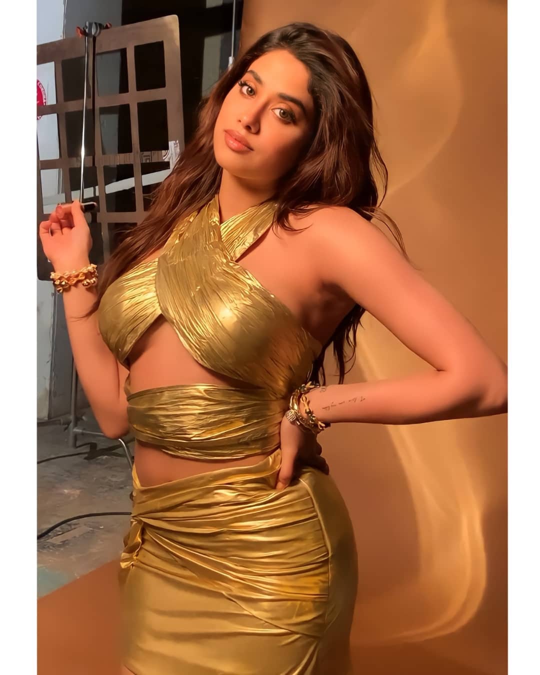 ఈ బాలీవుడ్ (Bollywood) అందం ఫోటో షూట్లతో పాటు అప్పుడపుడు తన వెకేషన్ కు సంబంధించిన ఫొటోలు, వీడియోలను సోషల్ మీడియాలో పోస్ట్ చేస్తూ ఫాలోయింగ్ను మరింత పెంచుకుంటోంది. దీంతో ఆమె ఫోటోస్, వీడియోస్ ఎప్పటికప్పుడు ట్రెండ్ అవుతూనే ఉంటున్నాయి. Photo : Instagram
