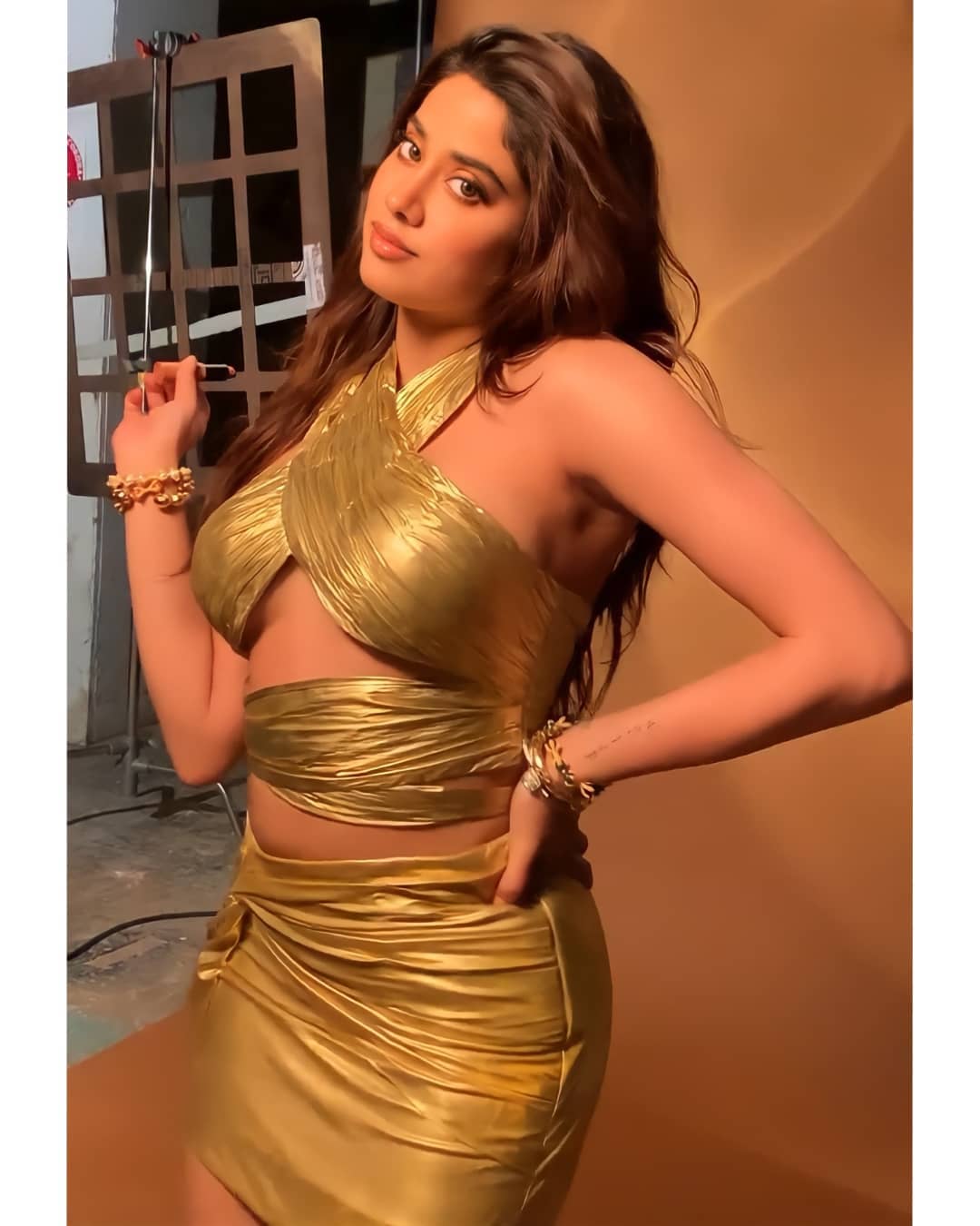Janhvi Kapoor : జాన్వీ కపూర్.. శ్రీదేవి కుమార్తె అని తెలిసిందే. 'ధడక్' అనే సినిమాతో హిందీ చిత్ర సీమకు పరిచయమైంది. ఆ సినిమా హిట్ తర్వాత జాన్వీ పలు బాలీవుడ్ చిత్రాల్లో నటిస్తూ బిజీ అయ్యింది. జాన్వీ తన తల్లి శ్రీదేవిని పోలిన లుక్స్తో అభిమానులకు కనులవిందు చేస్తోంది. ఆమె ప్రస్తుతం రూహీ, తక్త్, గుడ్ లక్ జెర్రీ, హెలెన్ మొదలగు సినిమాల్లో నటిస్తోంది. Photo : Instagram