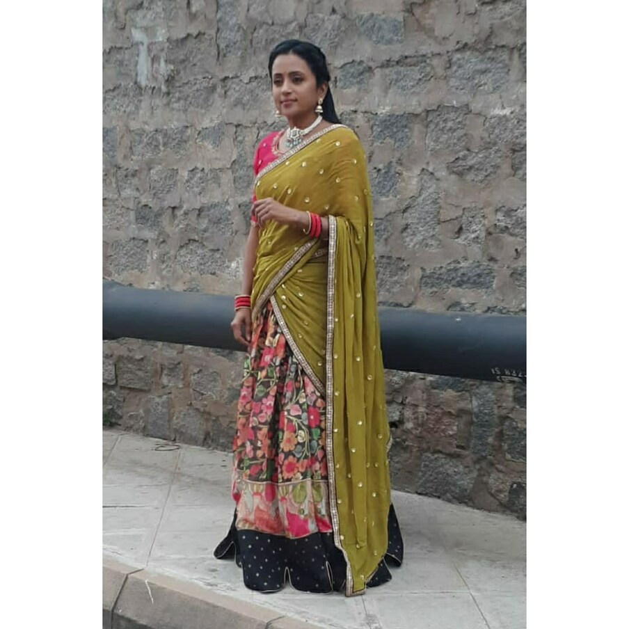  Suma Kanakala : యాంకర్ సుమ అంటే తెలియని తెలుగు టీవీ ప్రేక్షకులుండరు. అంత పాపులర్ సుమ. టీవీ తెరపై ఆమె ఓ మెగాస్టార్. ఎంత పెద్ద షో ఐనా ఏ మాత్రం బెదరకుండా తన మాటలతో రంజింప చేస్తూ ఆకట్టకుంటోంది. జన్మత: మలయాళీ అయినా తెలుగింటి కోడలై.. మాటలతో మైమరిపిస్తున్నారు సుమ. Photo : Instagram