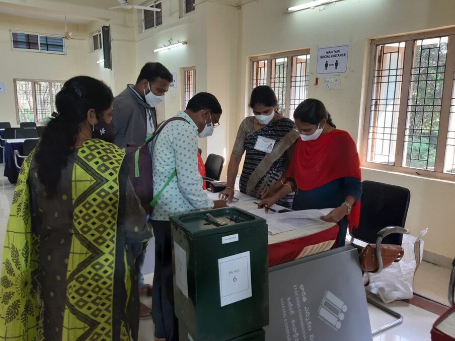  బ్యాలెట్ బాక్సులను కంపార్ట్మెంట్లో పెట్టవద్దని, పోలింగ్ అధికారులకు ఎదురుగా పెట్టాలని సూచించారు. పోలింగ్ ముగిసాక బ్యాలెట్ బాక్సులను ఏజెంట్ల సమక్షంలో సీల్ చేసి బస్ లో బందోబస్తుతో నేరుగా ఆయా సెంటర్లకు తీసుకురావాలని చెప్పారు.