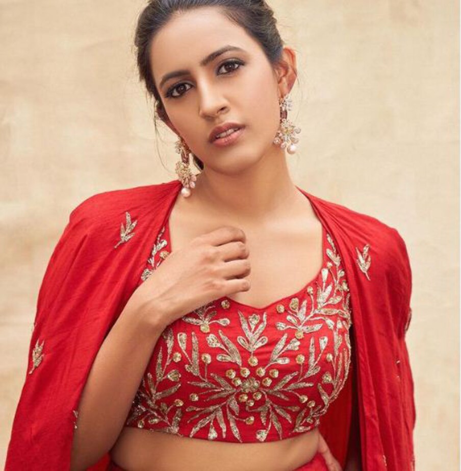  7. నిహారిక కొణిదెల: ఢీ సహా మరికొన్ని కార్యక్రమాలకు హోస్టింగ్ చేసిన నిహారిక.. ఆ తర్వాత హీరోయిన్ అయింది. అయితే ఇప్పుడు పెళ్లి తర్వాత సినిమాలకు దూరంగా ఉంటుంది.