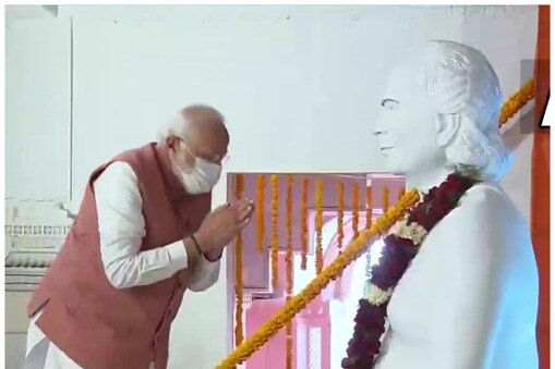 4. అంతేకాదు అతి తక్కువ తిరస్కరణ రేటు (21 శాతం) కూడా ప్ర‌ధాని మోదీకే ఉంది. ఇది ఆస‌క్తిక‌ర అంశం. అంటే మోదీ ప్ర‌భావం దేశ ప్ర‌జ‌ల‌పై అంత‌గా ఉంద‌నే భావ‌న వ్య‌క్తం అవుతుంది. ప్ర‌తీ విధానంలోనూ మోదీ నిర్ణ‌యాలు న‌చ్చే వారు, న‌చ్చ‌ని వారు మాత్ర‌మే ఉంటున్నారు. ఇత‌రుల ప్ర‌భావం జ‌నంపై త‌క్కువ‌గా ఉంద‌నే భావ‌న వ్య‌క్తం అవుతోంది.(photo:Ani/Twitter)