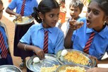 Mid-day meal: స్కూల్ పిల్లలకు గుడ్లు, అరటిపండ్లు ఇవ్వొద్దు -సర్కారుకు మఠాధిపతుల వార్నింగ్