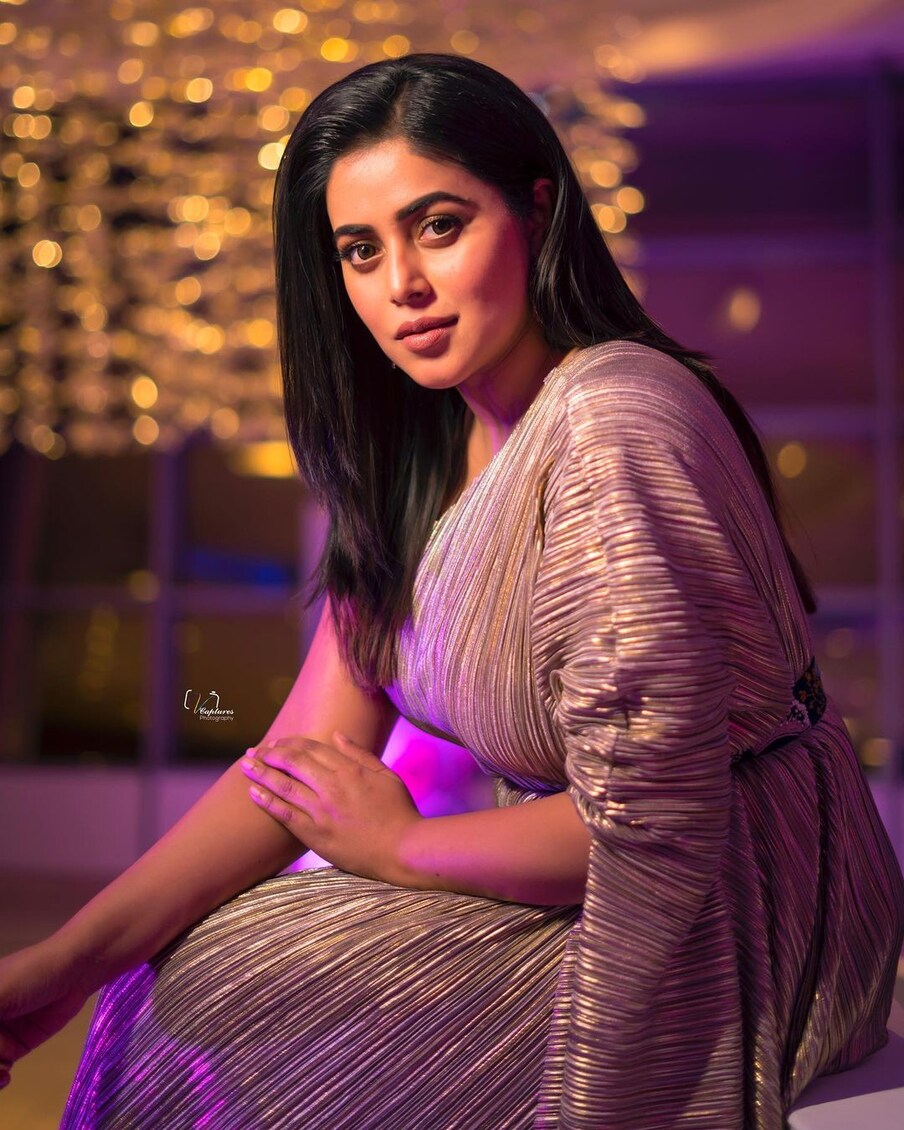  అంతేకాకుండా..ఆ మధ్య వచ్చిన 'జ‌య‌మ్ము నిశ్చ‌య‌మ్మురా' మూవీ కూడా మంచి పేరు తీసుకొచ్చింది పూర్ణకు. అయితే ఆ సినిమా హిట్టైన..తెలుగులో మాత్రం పెద్దగా అవకాశాలు రాలేదు ఈ భామకు. ఇప్పటివరకు దాదాపు మలయాళం , తెలుగు , తమిళ్ , కన్నడం కలిపి 40 సినిమాల్లో నటించింది పూర్ణ.. Photo : Instagram
