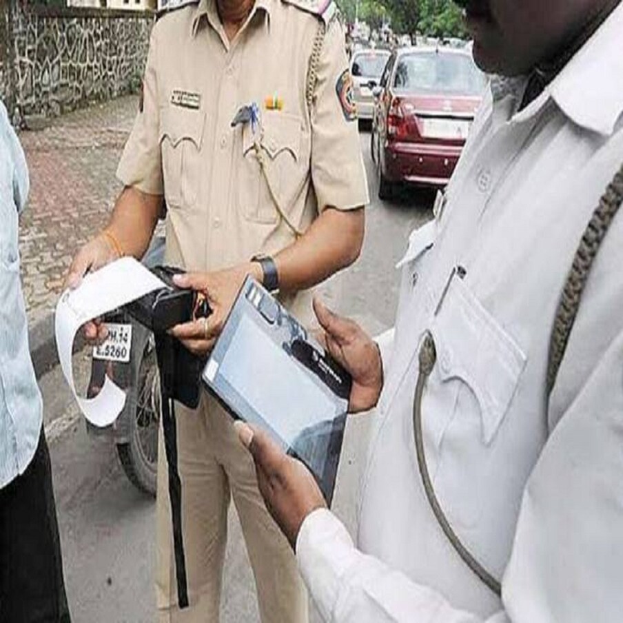  మిగిలిన మొత్తాన్ని మాఫీ చేస్తామని పోలీస్ శాఖ తెలిపింది. మీ సేవా, ఆన్ లైన్ గేట్ వేల ద్వారా ఈ చలాన్లను చెల్లించవచ్చని పోలీస్ శాఖ తెలిపింది. (ప్రతికాత్మక చిత్రం )