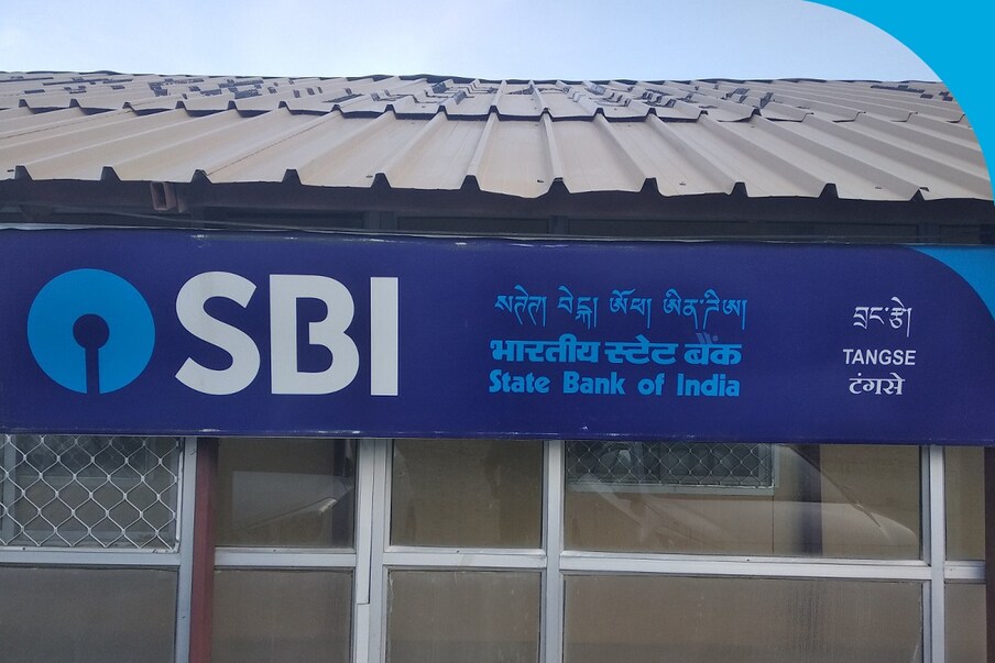  1. స్టేట్ బ్యాంక్ ఆఫ్ ఇండియా (SBI) వేర్వేరు వర్గాలకు వేర్వేరు అకౌంట్స్‌ని అందిస్తోంది. బేసిక్ సేవింగ్స్ బ్యాంక్ డిపాజిట్ అకౌంట్, బేసిక్ సేవింగ్స్ బ్యాంక్ డిపాజిట్ స్మాల్ అకౌంట్, సేవింగ్స్ బ్యాంక్ అకౌంట్, సేవింగ్స్ ప్లస్ అకౌంట్... ఇలా వేర్వేరు బ్యాంక్ అకౌంట్లను (Bank Account) అందిస్తోంది. వీటితో పాటు ఎస్‌బీఐ త్రీ ఇన్ వన్ అకౌంట్ (SBI 3-in-1 Account) అకౌంట్ కూడా ఉంది. (ప్రతీకాత్మక చిత్రం)