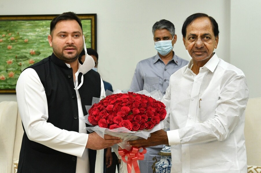  బీహార్ అసెంబ్లీ ఎన్నికల్లో తృటిలో విజయానికి దూరమైన తేజస్వీ..  నేతృత్వంలోని ఎన్డీఏపై అలుపెరుగని పోరాటం చేస్తున్నారు. యూపీ ఎన్నికల్లో ఆర్జేడీ సైతం కీలకం కానుంది. బీజేపీకి వ్యతిరేకంగా యూపీలో ప్రచారం చేస్తానంటోన్న కేసీఆర్ ఇప్పుడు తేజస్వీతో సమావేశం కావడం కొత్త చర్చకు దారి తీసింది.