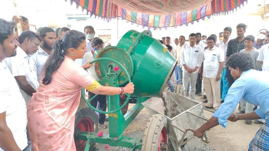  తన ట్రస్ట్ ఆధ్వర్యంలో మొత్తం రూ.23 లక్షల అంచనా వ్యయంతో నిర్మించ తలపెట్టిన సీసీ రోడ్లకు సోమవారం రోజా భూమిపూజ చేశారు. ఈ కార్యక్రమంలో ఎమ్మెల్యే రోజా చూపిన చొరవకు గ్రామస్తులు కృతజ్ఞతలు తెలిపారు. ఎన్నో ఏళ్లుగా ఉన్న సమస్యను పరిష్కరిస్తున్న రోజాకు రుణపడి ఉంటామని స్థానికులు చెబుతున్నారు.
