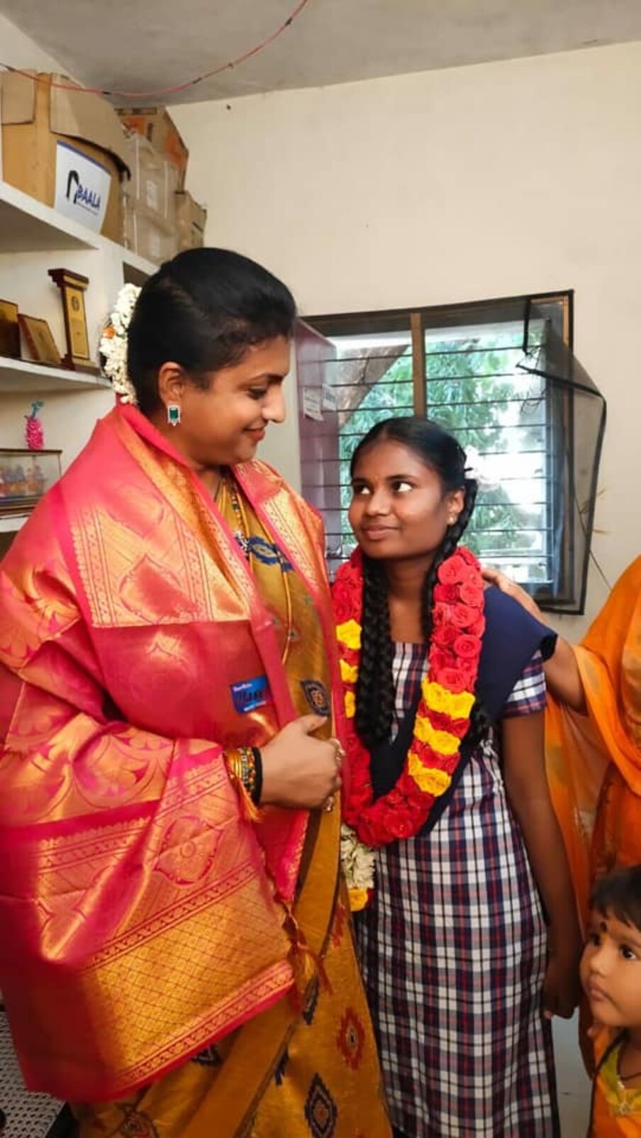  గత ఏడాది 2020 డిసెంబర్ 21న సీఎం జగన్ జన్మదినం సందర్భంగా తల్లిదండ్రులను కోల్పోయిన పుష్పకుమారి అనే విద్యార్థినిని రోజా దత్తత తీసుకున్నారు. పుష్పకుమారి డాక్టర్ అయ్యేవరకు తన సొంత ఖర్చులతో చదివిస్తానని ఆమె హమీ ఇచ్చారు. చెప్పిన విధంగా సదరు విద్యార్థిని బాగోగులను రోజా పర్యవేక్షిస్తున్నారు. (File)
