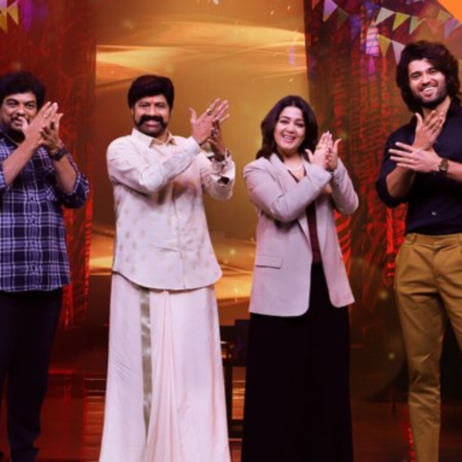  Vijay Devarakonda Liger Team In Unstoppable with NBK: అన్ స్టాపబుల్ ఓటీటీ షో ద్వారా నందమూరి బాలకృష్ణ ఎంత ఫేమస్ అయ్యారో తెలిసిందే. బాలయ్య తన యాటిట్యూడ్ కు భిన్నంగా, ఎంతో ఫ్రీ స్పిరిట్ తో చేస్తున్నఈ టాక్ షో, చాలా పెద్ద సూపర్ హిట్ అయ్యింది. ప్రతి వారం ఈ షోలో ఎవరు గెస్ట్‌గా వస్తారా అని ఆడియన్స్ కూడా ఎంతో ఆసక్తిగా ఎదురు చూస్తున్నారు. ఇక ఈ శుక్రవారం సంక్రాంతి స్పెషల్ ఎపిసోడ్ జనవరి 14  రాత్రి ఎనిమిది గంటల నుంచి అందుబాటులోకి వచ్చింది. విజయ్ దేవరకొండతో పాటు లైగర్ టీమ్ పూరీ జగన్నాథ్, ఛార్మి కౌర్ ఈ షోలో సందడి చేస్తున్నారు.  (Twitter/Photo)