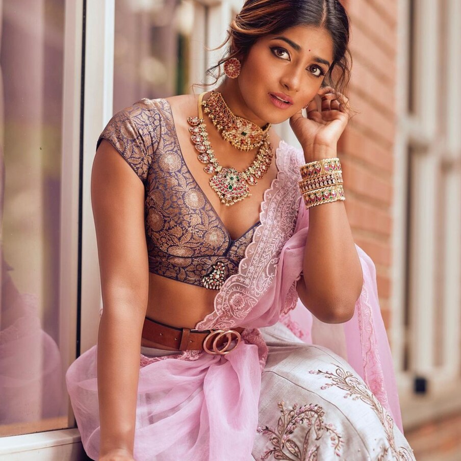  నటి డింపుల్ హయతీకి కరోనా సోకింది. ఈ విషయాన్ని ఆమె తన సోషల్ మీడియాలో పేర్కోన్నారు. అన్ని జాగ్రత్తలు తీసుకున్నప్పటికీ కరోనావైరస్ బారిన పడినట్లు డింపుల్ హయాతి తన పోస్ట్‌లో తెలిపారు. ఇక ఆమె నటిస్తున్న సినిమాల విషయానికి వస్తే.. డింపుల్ హయతీ ప్రస్తుతం తెలుగులో రవితేజ సరసన ఖిలాడీలో నటిస్తున్నారు. ఈ సినిమాతో పలు తెలుగు తమిళ భాషాల్లో నటిస్తున్నారు డింపుల్.