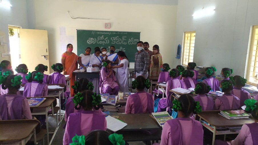  ఇటీవల ఏపీ వ్యాప్తంగా స్కూళ్లలో కరోనా కేసులు వస్తుండడం ఆందోళన పెంచుతోంది. ఇదే పరిస్థితి కొనసాగితే మళ్లీ స్కూళ్లకు సెలవులు ప్రకటించాల్సి వస్తుంది. ముఖ్యంగా ముందస్తు జాగ్రత్తలు తీసుకోపోతే ప్రమాదం తప్పదని అధికారులు హెచ్చరిస్తున్నారు.