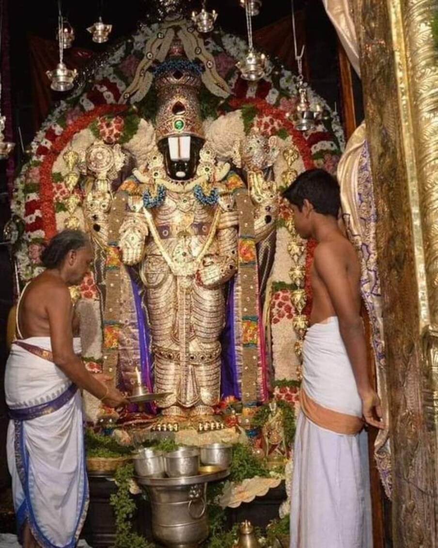  సామాన్య భక్తులకు సౌకర్యవంతంగా ఉండేలా తిరుపతిలో ఆఫ్ లైన్ విధానంలో సర్వదర్శన టోకెన్లు జారీ చేయాలని అనేక సార్లు భావించినా, కరోనా తీవ్రత కారణంగా వాయిదా వేస్తూ వస్తోంది టీటీడీ.. అయితే ఫిబ్రవరి 15వ తేదీ నాటికి ఒమిక్రాన్ తీవ్రత తగ్గుముఖం పడుతుందని నిపుణులు చెబుతున్నారు. 