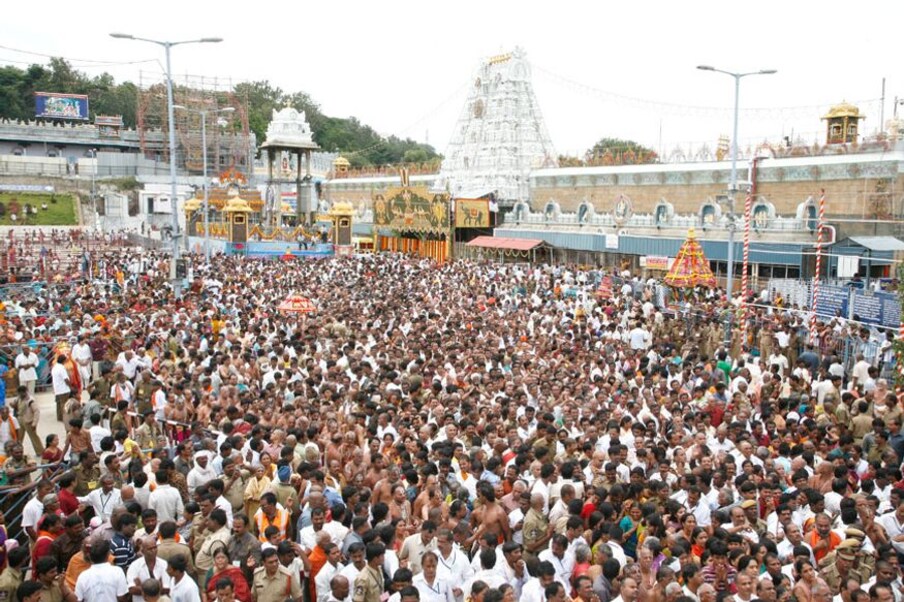  ముఖ్యంగా కలియుగ దైవం శ్రీ వెంకటేశ్వరుడి సన్నిధికి వెళ్లేందుకు దేశ వ్యాప్తంగా భక్తులు ఆసక్తి చూపిస్తారు.. కరోనా లాంటి వ్యాధులను కూడా లెక్క చేయకుండా స్వామిని దర్శించుకోవాలి అనుకుంటారు. ఒక్కసారి స్వామిని దర్శించుకుంటే తమ కష్టాలు తీరుపోతాయి అన్నది భక్తుల నమ్మకం.. అందుకే ఇలాంటి పరిస్థితుల్లోనూ భారీగా తిరుమలకు చేరుకుంటున్నారు భక్తులు.. 