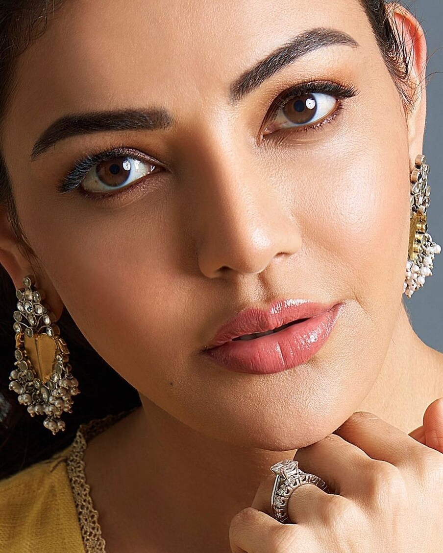  ఇండస్ట్రీకి వచ్చి 16 ఏళ్ళైపోయినా కూడా ఇప్పటికీ కాజల్ రేంజ్ మాత్రం అలాగే ఉంది. సినిమాకు రూ. 2 కోట్ల వరకు పారితోషికం అందుకుంటూ అదరహో అనిపిస్తుంది కాజల్. కెరీర్ మంచి స్టేజీలో ఉన్నపుడే గతేడాది గౌతమ్ కిచ్లును వివాహం చేసుకుంది కాజల్. పెళ్లి తర్వాత కూడా సినిమాలు మాత్రం ఆపడం లేదు. పెళ్లికి ముందే కండీషన్స్ అప్లై అనేసింది కాజల్ అగర్వాల్. కెరీర్‌కు అడ్డురాని పెళ్లి మాత్రమే చేసుకుంటానని చెప్పేసింది ఈమె. (Instagram/Photo)