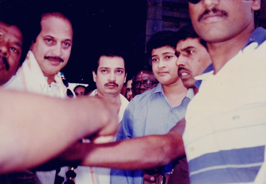  ఇక 15 ఏళ్ల వయసులో దాసరి నారాయణ రావు దర్శకత్వంలో తెరకెక్కిన ‘నీడ’ చిత్రంలో ప్రధాన పాత్రలో నటించారు. ఈ సినిమాతోనే మహేష్ బాబు బాల నటుడిగా ఎంట్రీ ఇవ్వడం విశేషం. ఈ సినిమా ఫంక్షన్‌లో అప్పటి ముఖ్యమంత్రి కరుణానిధి చేతులు మీదుగా రమేష్ బాబు అవార్డు కూడా అందుకున్నారు. ఇక మహేష్ బాబు తండ్రి కాని తండ్రి మరణించడంతో ఎమోషనల్ అయ్యాడు మహేష్ బాబు. అంతకంటే దారుణం మరోటి ఏంటంటే.. కరోనా కారణంగా కనీసం కడసారి చూపులకు కూడా నోచుకోకపోవడం. ప్రస్తుతం ఐసోలేషన్‌లో ఉన్న సూపర్ స్టార్.. రమేష్ బాబు అంత్యక్రియలకు మాత్రమే కాదు.. కనీసం పార్థిక దేహాన్ని చూడ్డానికి కూడా రాలేదు. (Twitter/Photo)