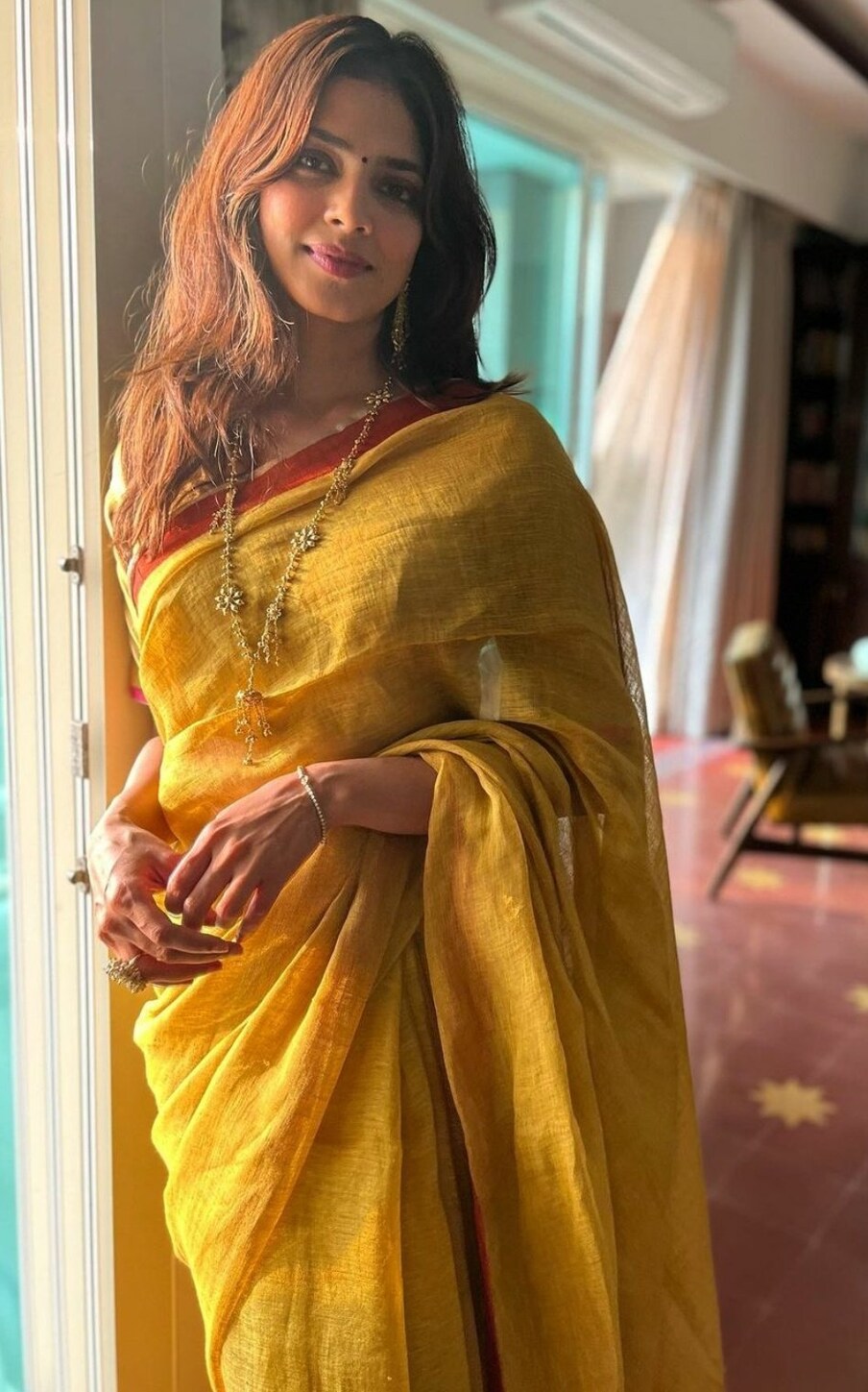  తండ్రి స్వయానా డైరెక్టర్, సినిమాటోగ్రాఫర్ కావడంతో ముంబై విల్సన్ కాలేజీలో మాస్ మీడియా పూర్తి చేసిన ఆమె తరువాత చదువుకోకుండా తన తండ్రి తో పాటు సినిమాటోగ్రఫీ మీద ఆసక్తి పెంచుకుంది. ఇక మాళవిక ఎప్పటికప్పుడు అందాలు ఆరబోస్తూ కుర్రకారుక నిద్ర కరువు చేస్తున్నారు. Photo : Instagram