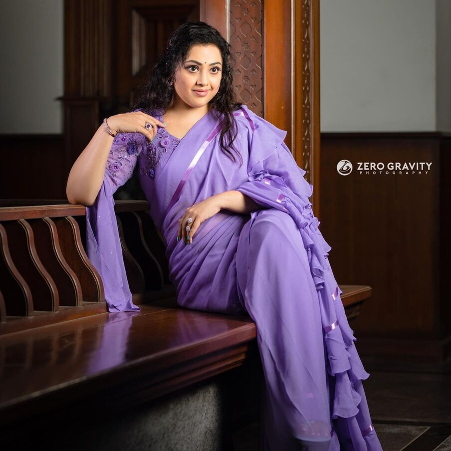  కరోనా తాను ఇంకా పోలేదు.. ఇప్పటికీ ఉన్నానని గుర్తు చేస్తూనే ఉంది కరోనా మహామ్మారి(COVID 19). మరోసారి ఇండస్ట్రీపై వేటు వేయడానికి సిద్ధంగా ఉంది. ఏ మాత్రం అజాగ్రత్తగా ఉన్నా కూడా కరోనా అటాక్ చేయడం ఖాయం. ఇప్పుడు కూడా ఇదే జరుగుతుంది. తాజాగా మీనా కుటుంబ సభ్యులు కూడా కోవిడ్ బారిన పడ్డారు.ఈ సందర్భంగా మీనా మాట్లాడుతూ.. న్యూ ఇయర్ మా ఇంట్లో వచ్చిన కొత్త అతిథి ‘కరోనా’ అంటూ ఛమాత్కరంగా చెప్పుకొచ్చారు. దానికి మా ఫ్యామిలీ అంతా నచ్చేసింది. కానీ ఆ అథితిని మేం త్వరలోనే సాగనంపుతాం అంటూ మీనా చెప్పింది.   (Instagram/Photo)