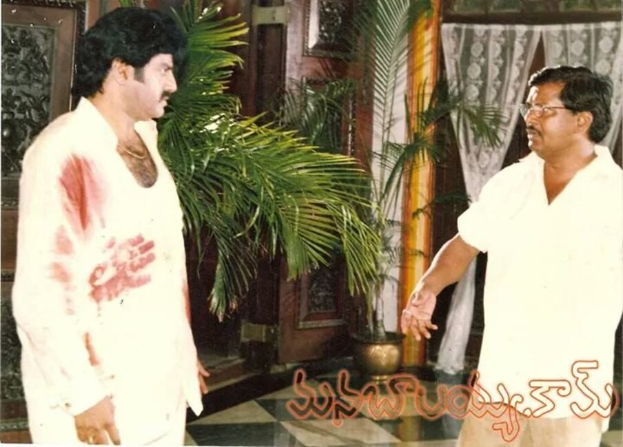  నందమూరి బాలకృష్ణ, బి.గోపాల్ కాంబినేషన్‌లో తెరకెక్కిన హాట్రిక్ మూవీ కోసం రచయత విజయేంద్ర ప్రసాద్ నుంచి 30 కథలు విని.. ఫైనల్‌గా ఈ స్టోరీని ఫైనలైజ్ చేశారు. అప్పటి వరకు యాక్షన్, ఫ్యామిలీ స్టోరీలనే ఆదరించే ప్రేక్షకులు.. ‘సమరసింహారెడ్డి’ మూవీ ఆదరించారు. 1999 సంక్రాంతి కానుకగా విడుదలైన ఈ చిత్రం అఖండ విజయం సాధించింది. (Twitter/Photo)