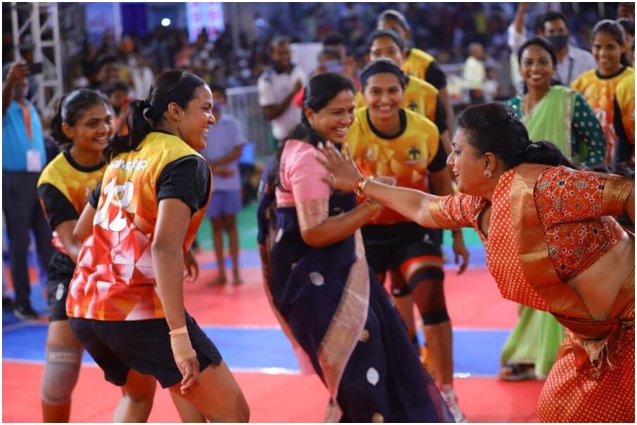  వైఎస్ఆర్సీపీ ఎమ్మెల్యే రోజా ఎప్పుడూ ప్రజల్లో ఉంటూ సందడి చేస్తుంటారు. ఓ వైపు రాజకీయాలు, మరోవైపు టీవీ షోలతో అలరిస్తున్న ఆమె అప్పుడప్పుడు తనలోని కొత్త టాలెంట్ ను బయటపెడుతుంటారు. ఆటలంటే ఎంతో ఇష్టపడే ఆమె అప్పుడప్పుడు కోర్టులో దిగి అందర్నీ ఆశ్చర్యపరుస్తుంటారు.