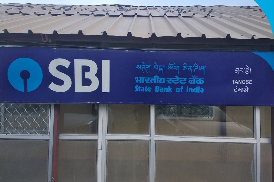  6. Apply For Loan పైన క్లిక్ చేయాలి. రైతుల వివరాలన్నీ ఎంటర్ చేయాలి. ఆ తర్వాత ఎంత లోన్ కావాలో వెల్లడించాలి. ఎందుకోసం లోన్ తీసుకుంటున్నారో తెలపాలి. భూమి వివరాలు కూడా వెల్లడించాలి. దరఖాస్తు చేసిన రిఫరెన్స్ నెంబర్ వస్తుంది. ఆ రిఫరెన్స్ నెంబర్‌తో సమీపంలోని ఎస్‌బీఐ బ్రాంచ్‌కు వెళ్లాలి. అక్కడ డాక్యుమెంట్స్ అన్నీ పరిశీలించిన తర్వాత లోన్ మంజూరవుతుంది. (ప్రతీకాత్మక చిత్రం)