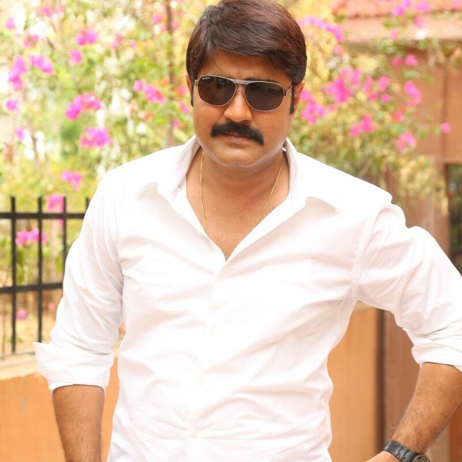  Actor Srikanth tests Corona Positive : ప్రస్తుతం దేశ వ్యాప్తంగా కరోనా.. ఒమిక్రాన్ రూపంలో విజృంభిస్తోంది. కరోనా థర్డ్ వేవ్‌లో సామాన్యులతో పాటు సెలబ్రిటీలు కోవిడ్ బారిన పడుతున్నారు. ఈ కోవలో పలువురు నటీనటులు కరోనా బారిన పడ్డారు. తాజాగా నటుడు శ్రీకాంత్ కరోనా బారిన పడ్డారు. అవసరమైన జాగ్రత్తలు తీసుకున్నప్పటికీ నేను కోవిడ్-19 పాజిటివ్ గా నిర్దారణ అయ్యింది అని తెలిపారు. శ్రీకాంత్ ఇటీవల బాలయ్య అఖండ సినిమాలో కీలకపాత్రలో నటించారు. ఈ సినిమాతో పాటు దివంగత నటుడు పునీత్ రాజ్‌కుమార్ రాబోయే చిత్రం జేమ్స్‌లో కీలక పాత్రలో కనిపించనున్నారు. Photo : Twitter