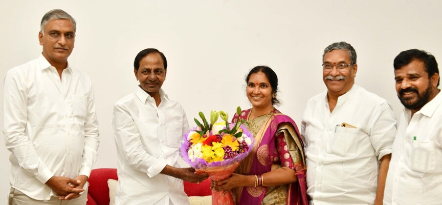  మెదక్ జిల్లా అధ్యక్షురాలు ఎం.పద్మా దేవేందర్ రెడ్డి, సంగారెడ్డి జిల్లా అధ్యక్షుడు చింతా ప్రభాకర్ లు సీఎం కేసీఆర్ ను కలిసి ధన్యవాదాలు తెలిపారు. ఉమ్మడి మెదక్ జిల్లా మంత్రి టి.హరీశ్ రావు, ఎమ్మెల్యేలు చంటి క్రాంతి కిరణ్, వొడితెల సతీష్ కుమార్, ఫారెస్ట్ డెవలప్మెంట్ కార్పోరేషన్ ఛైర్మన్ ఓంటేరు ప్రతాప్ రెడ్డి తదితరులు ఉన్నారు.