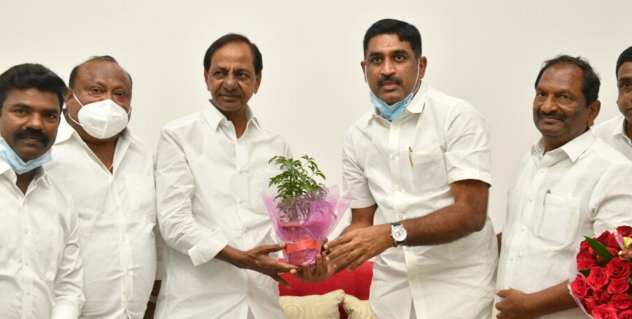  ఈ సందర్భంగా.. మంత్రులు గంగుల కమలాకర్, కొప్పుల ఈశ్వర్, పెద్దపల్లి ఎంపీ వెంకటేష్ నేత, ఎమ్మెల్సీలు కల్వకుంట్ల కవిత, ఎల్.రమణ, కౌషిక్ రెడ్డి, ఎమ్మెల్యేలు డాక్టర్ సంజయ్, రసమయి బాలకిషన్, సుంకె రవిశంకర్, ఎస్సీ కార్పోరేషన్ ఛైర్మన్ బండా శ్రీనివాస్, మాజీ ఎమ్మెల్సీ నారదాసు లక్ష్మణరావు తదితరులు ఉన్నారు.