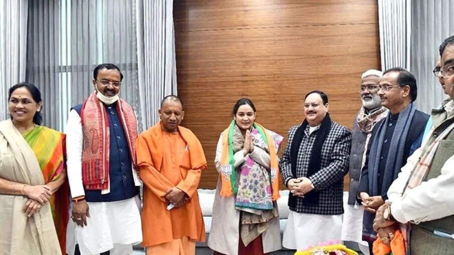 సమాజ్‌వాదీ పార్టీ వ్యవస్థాపకుడు ములాయం సింగ్‌ యాదవ్‌ చిన్న కోడలు, యూపీ మాజీ సీఎం, ప్రస్తుత ఎస్పీ చీఫ్ అఖిలేశ్‌ యాదవ్‌ మరదలు అపర్ణా యాదవ్‌ ఎర్రటోపీ(ఎస్పీ ఐడియాలజీ సిబంల్)ని పక్కనపెట్టి బుధవారం కాషాయ కండువా కప్పుకున్నారు. బీజేపీలోకి అపర్ణ చేరిక ఎన్నికల వేడిని మరింత రాజేసింది.
