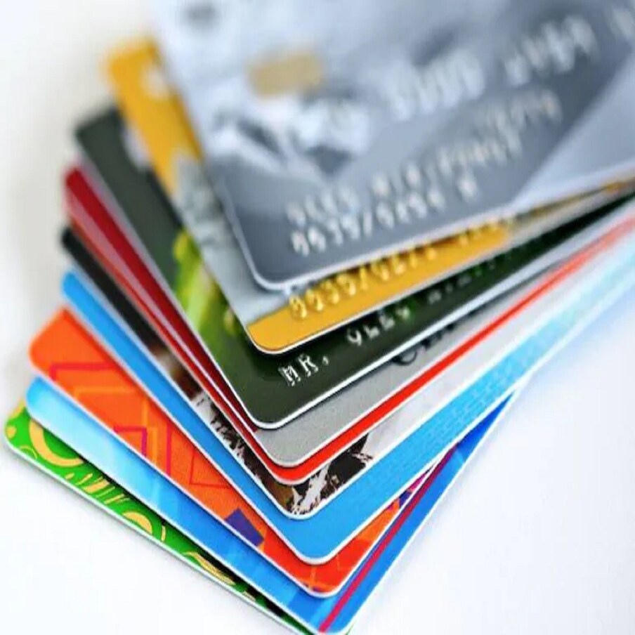  క్రెడిట్ కార్డ్స్‌కు (Credit Cards) సంబంధించి వేర్వేరు సేవల ఛార్జీలను పెంచనున్నట్లు తెలిపింది ప్రైవేట్ రంగ బ్యాంకింగ్ దిగ్గజం ICICI. ఈ విషయంపై కస్టమర్లకు శనివారం మెసేజ్‌లు పంపించింది. ఇందులో లేట్‌ పేమేంట్‌ ఫీజు కూడా ఉంది. ఫిబ్రవరి 10, 2022 నుంచి ఫీజుల మొత్తం మారనున్నట్టు ఈ మెపేజ్‌ ద్వారా తెలిపింది.(ప్రతీకాత్మక చిత్రం)