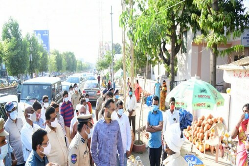 పుట్‌పాత్ లను పరీశిస్తున్న కలెక్టర్ 