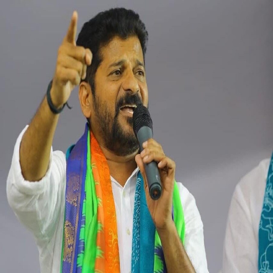  టీపీసీసీ చీఫ్ గా నియామకం అయిన తరువాత రేవంత్ రెడ్డి దూకుడు పెంచారు. నిత్యం ప్రజల్లోనే ఉంటూ ప్రతిపక్ష పార్టీలపై తనదైన శైలిలో విమర్శనాస్త్రాలు సంధిస్తున్నారు. వచ్చే ఎన్నికల్లో కాంగ్రెస్ ను అధికారంలోకి తీసుకురావడమే లక్ష్యంగా హాత్ సే హాత్ జోడో యాత్ర చేపట్టారు. ఈ యాత్ర ప్రస్తుతం నిజామాబాద్ జిల్లాలో కొనసాగుతుంది. ఈ క్రమంలో రేవంత్ రెడ్డి సంచలన వ్యాఖ్యలు చేశారు.