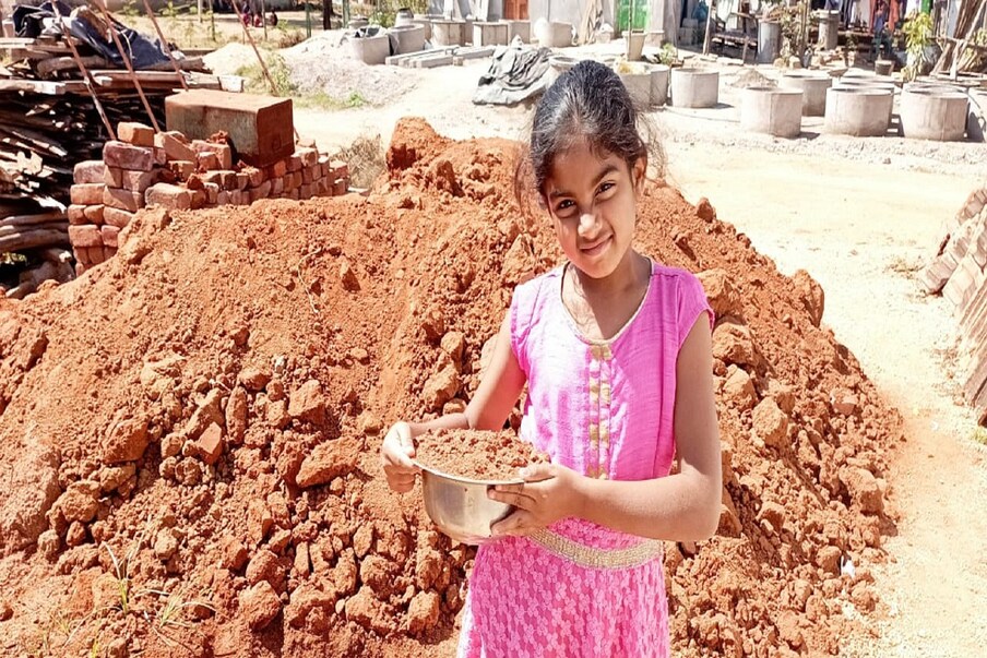  పర్యావరణ పరిరక్షణ, వాతవవరణ కాలుష్యాన్ని దూరం చేసేందుకు తెలంగాణ ప్రభుత్వం పెద్ద ఎత్తున హరిత హారం కార్యక్రమానికి శ్రీకారం చుట్టింది. వేల కోట్ల రూపాయలతో అడవుల పెంపకం చేపట్టి ఇతర రాష్ట్రాలకు ఆదర్శంగా నిలుస్తోంది.