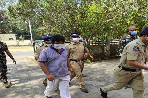 రాఘవను జైలుకు తరలిస్తున్న పోలీసులు 