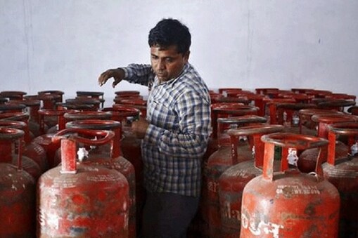 Free Gas Cylinder: బీజేపీని గెలిపిస్తే.. హోలీకి ఉచితంగా గ్యాస్ సిలిండర్.. యూపీలో కీలక హామీ