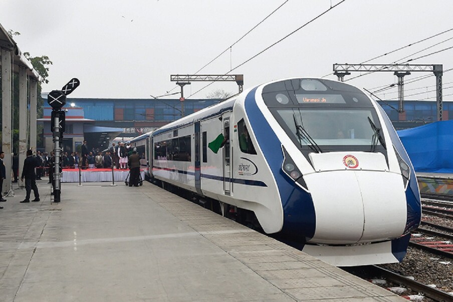  1. సరికొత్త జనరేషన్‌లో 400 వందే భారత్ రైళ్లను (Vande Bharat Train) మరో మూడేళ్లలో తయారుచేయబోతున్నట్టు కేంద్ర ఆర్థిక మంత్రి నిర్మలా సీతారామన్ ప్రకటించారు. తమ నాలుగు ప్రాధమ్యాల్లో పీఎం గతిశక్తి, సమ్మిళిత అభివృద్ధి, ఉత్పాదకత పెంపుదల, పెట్టుబడి లాంటివి ఉన్నాయని ప్రకటించారు. రైళ్ల భద్రత, సామర్థ్యం పెంపొందించడం కోసం 2,000 కిలోమీటర్ల రైల్వే నెట్వర్క్‌ను స్వదేశీ సాంకేతిక అయిన కవచ్ కిందకు తీసుకొస్తామన్నారు. (image: Indian Railways)