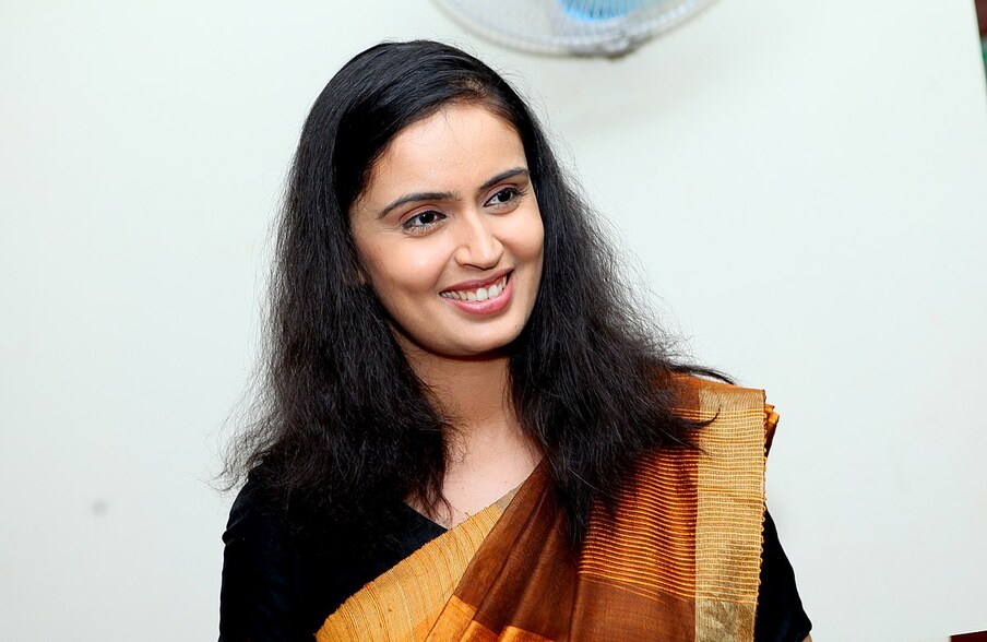  కౌసల్య:,[object Object],తెలుగులో శ్రీకాంత్ హీరోగా వచ్చిన పంచదార చిలక, జగపతి బాబు అల్లుడు గారు వచ్చారు సినిమాలతో తెలుగులో మంచి పేరు తెచ్చుకున్న కౌసల్య.. ఇప్పటి వరకు పెళ్లి చేసుకోలేదు. రారండోయ్ వేడుక చూద్దాం సినిమాలో రకుల్ తల్లిగా నటించి సెకండ్ ఇన్నింగ్స్ కూడా మొదలు పెట్టింది కౌసల్య.