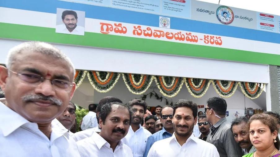  సచివాలయాల్లో తొలిదశ కింద ఇప్పటికే 51చోట్ల రిజిస్ట్రేషన్‌ సేవలను ప్రారంభించగా రెండో దశలో మరో 613చోట్ల అందుబాటులోకి తెచ్చేందుకు ప్రభుత్వం చర్యలు చేపట్టింది. ఇప్పుడు ఏటీఎం సేవలను కూడా సెక్రటేరియట్లలో అందించనున్నారు.