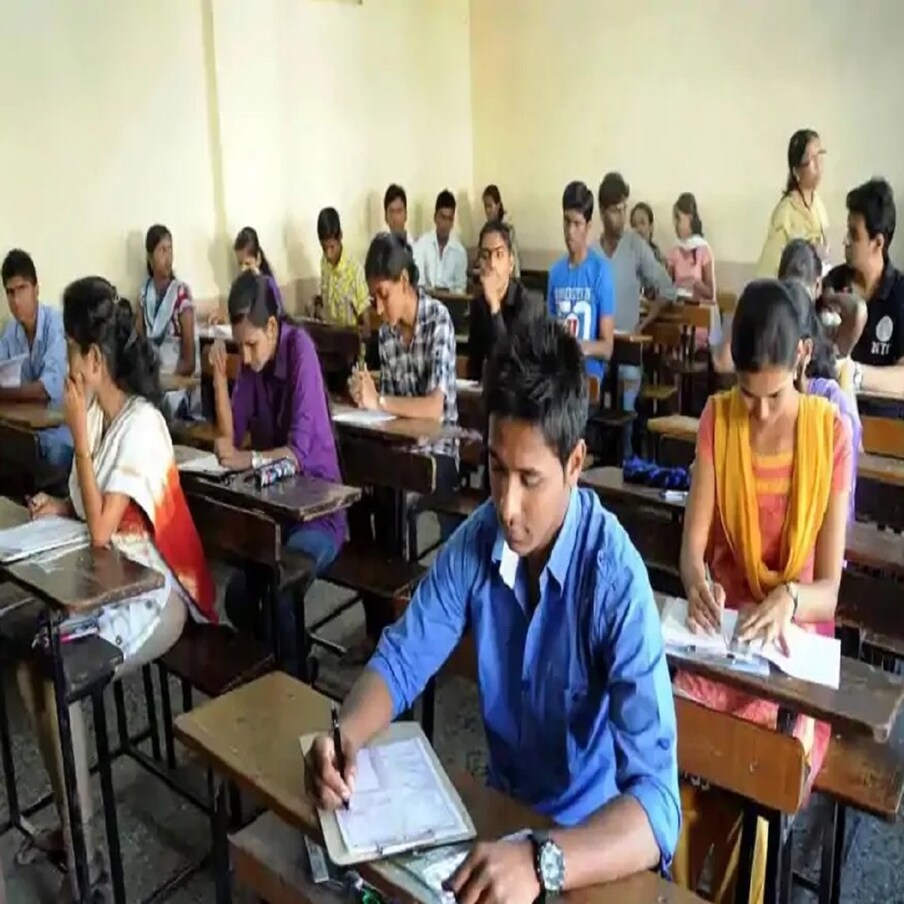  4. ఫస్ట్ ఇయర్ పరీక్ష షెడ్యూల్..,[object Object],22-04-2022 : 2nd లాంగ్వేజ్ పేపర్-I,[object Object],25-04-2022 : ఇంగ్లీష్ పేపర్-I,[object Object],27-04-2022 : మ్యాథమెటిక్స్ పేపర్-IA, బోటనీ పేపర్-I, పొలిటికల్ సైన్స్ పేపర్-I,[object Object],29-04-2022 : మ్యాథమెటిక్స్ పేపర్-IB, జువాలజీ పేపర్-I, హిస్టరీ పేపర్-I,[object Object],02-05-2022 : ఫిజిక్స్ పేపర్-I, అర్థశాస్త్రం పేపర్-I,[object Object],06-05-2022 : కెమిస్ట్రీ పేపర్-I, కామర్స్ పేపర్ -I,[object Object],09-05-2022 : పబ్లిక్ అడ్మినిస్ట్రేషన్ పేపర్-I, బ్రిడ్జ్ కోర్స్ మ్యాథమెటిక్స్ పేపర్-I(బైపీసీ విద్యార్థులకు),[object Object],11-05-2022 : మోడర్న్ లాంగ్వేజ్ పేపర్ -I, జాగ్రఫీ పేపర్-I