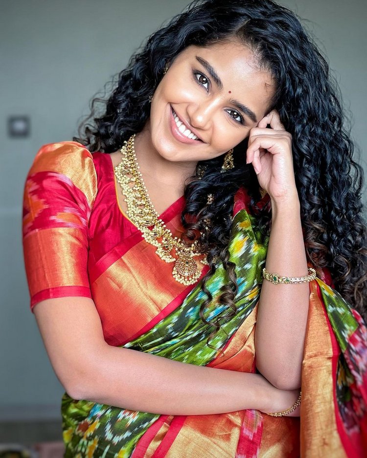 Gained a good craze in Tollywood in a very short time.  Apart from Telugu, she has also acted in Malayalam and Tamil and is well-liked there as well.  Muddugumma is always active on social media and is close to the fans.  In this context, Anupama recently shared a photo and it went viral.  While Anupama was with curly hair in the photo .. she tied it to her shirt and got excited.  The photo has now gone viral.  Photo: Instagram