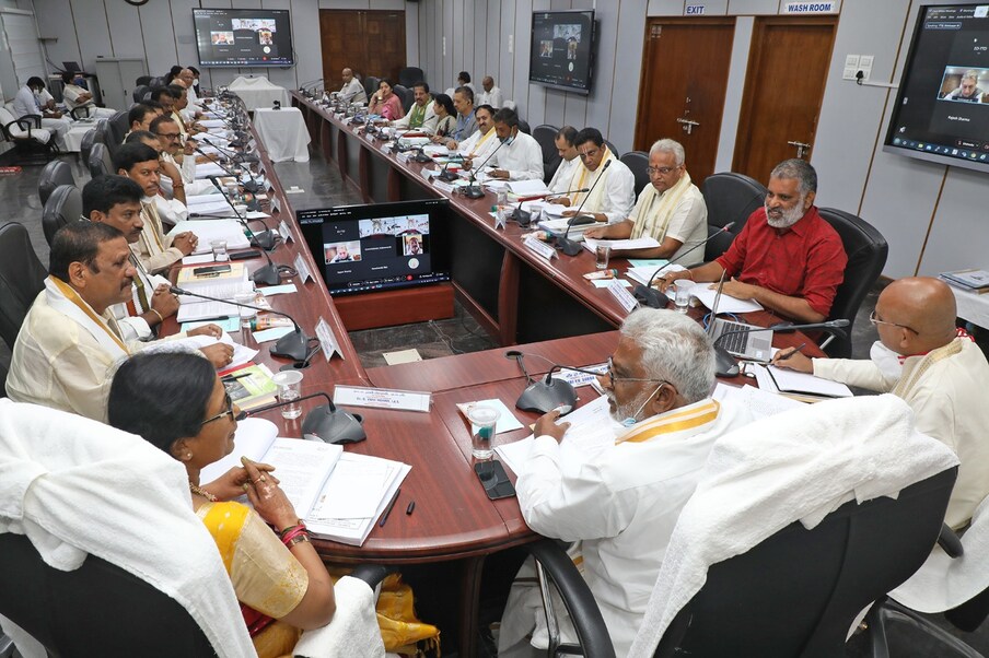  విఐపిల కోసం కేటాయించిన సమయాన్నీ కూడా సామాన్య భక్తులకు కేటాయించేలా నిర్ణయం తీసుకున్నట్లు టీటీడీ తెలిపింది. శుక్ర,శని, ఆదివారాలలో సర్వదర్శనం భక్తుల కోసం అదనంగా దర్శన టోకెన్లు జారీ చేస్తామని వివెల్లడించింది.