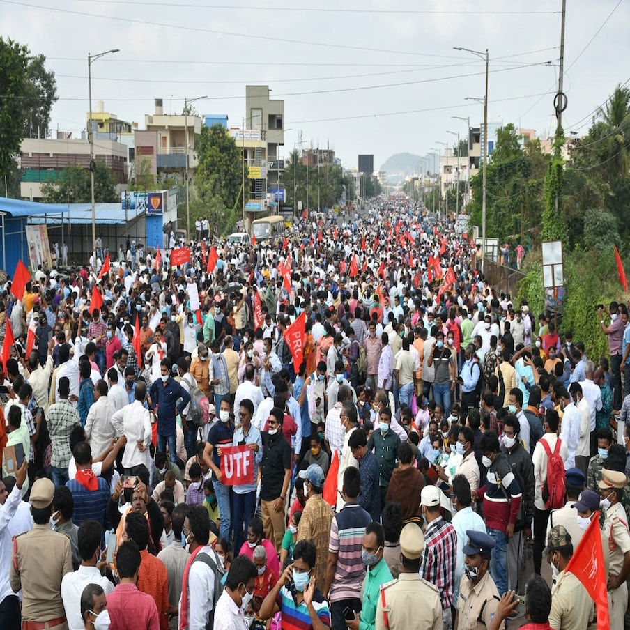  Chalo Vijayawada: ఆంధ్రప్రదేశ్ లో ప్రభుత్వం వర్సెస్ ఉద్యోగుల వార్ తీవ్ర స్థాయికి చేరింది. కొత్త పీఆర్సీ జీవోలను వ్యతిరేకిస్తూ ఉద్యమం చేపట్టిన ఉద్యోగ సంఘాలు.. ఈ నెల 7వ తేదీని నిరవధికి సమ్మకు పిలుపు ఇచ్చారు. దీనిలో భాగంగా ఇవాళ ఛలో విజయవాడు పిలుపు ఇచ్చారు నేతలు. అయితే ఈ ఛలో విజయవాడకు అనుమతి లేదన్న పోలీసులు అడుగడుగునా ఆంక్షలు విధించారు. విజయవాడ వైపు ఎవరూ రాకుండా అన్ని జాగ్రత్తలు తీసుకున్నారు. కానీ పట్టువీడని ఉద్యోగులు ఉప్పెనలో విజయవాడ చేరుకున్నారు.