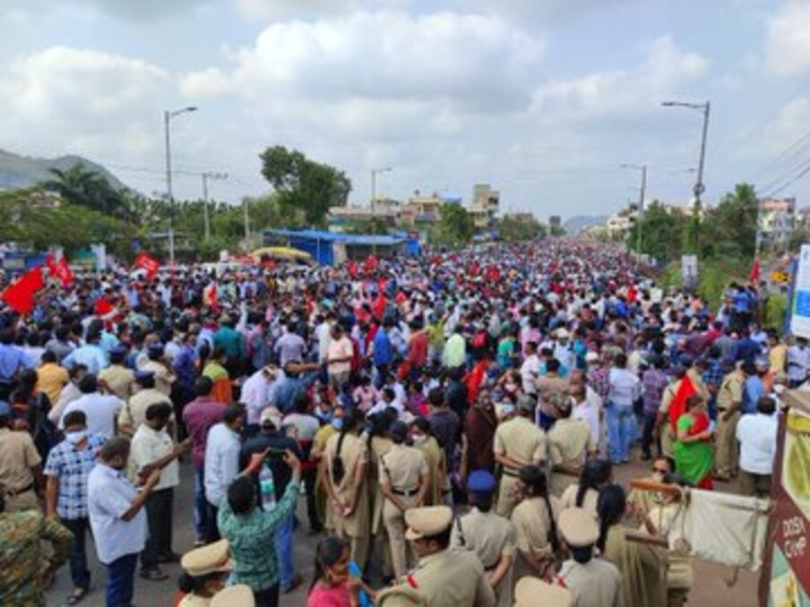  పోలీసులను చర్యలను ముందుగానే పసిగట్టిన ఉద్యోగులు.. రెండు రోజుల మందు నుంచే విజయవాడకు చేరుకున్నారు. ఎవరికీ అనుమానం రాకుండా ఒక్కసారిగా అంతా ఏకతాటిపైకి వచ్చి.. ఉప్పెన పాదయాత్రలో భాగమయ్యారు.