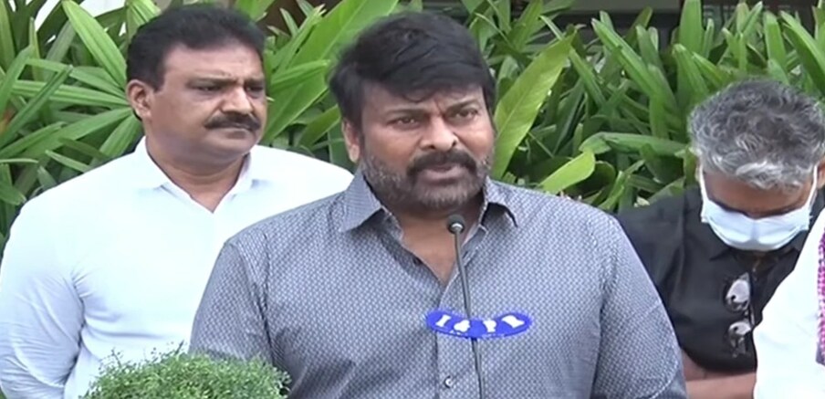  హీరో పారితోషకం, హీరోయిన్‌ పారితోషకం, దర్శకుడు పారితోషం వంటి అంశాలను పరిగణలోకి తీసుకోకుండానే నిర్మాణవ్యయం పరంగా కొన్ని భారీ బడ్జెట్‌ సినిమాలు కూడా ఉన్నాయని పేర్కొన్నారు. ఈ తరహా సినిమాలు చేయడంలో రాజమౌళి నిపుణుడు అని అభిప్రాయపడ్డారు. అలాంటి వాటిని ప్రత్యేకంగా చూడాలన్నారు. అలా ప్రత్యేకంగా చూడకపోతే భారీ టెక్నాలజీ, ఇన్నోవేషన్, ఖర్చుతో చేయడానికి ఎవరూ ముందుకురారని తెలిపారు. హీరో, హీరోయిన్, డైరెక్టర్‌ రెమ్యునరేషన్‌ కాకుండా, వీటిని పక్కన పెట్టి కేవలం సినిమా కోసమే రూ.100 కోట్లు కంటే ఎక్కువ ఖర్చు అయిన భారీ బడ్జెట్‌ సినిమాలును ప్రత్యేకంగా ట్రీట్‌ చేయాలన్నారు. అలాంటి వాటికి వారం రోజుల పాటు కచ్చితంగా ప్రత్యేక ధరలు నోటిఫై చేసే విధంగా ట్రీట్‌ చేయాలని చెప్పామని తెలిపారు. 