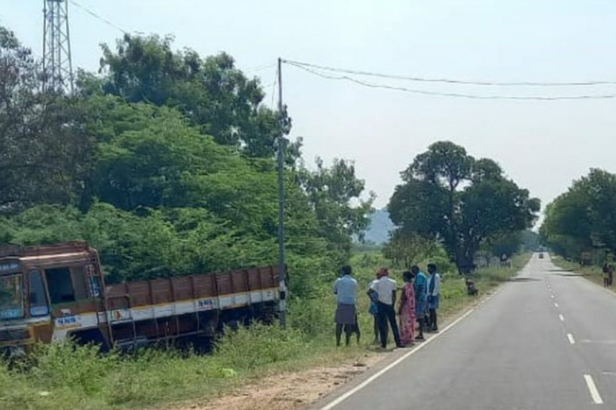 Lorry: ఇటుకలు అన్‌లోడ్ చేసి రోడ్డుపై లారీ వెళుతుండగా ఊహించని ఘటన.. రోడ్డు ప్రమాదం కాదు..